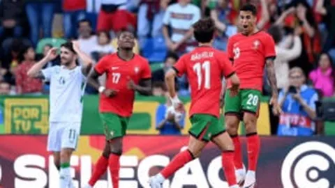 “争议不断！伊万接掌国足引热议，中超助攻王被弃阵，媒体人士强烈批评”